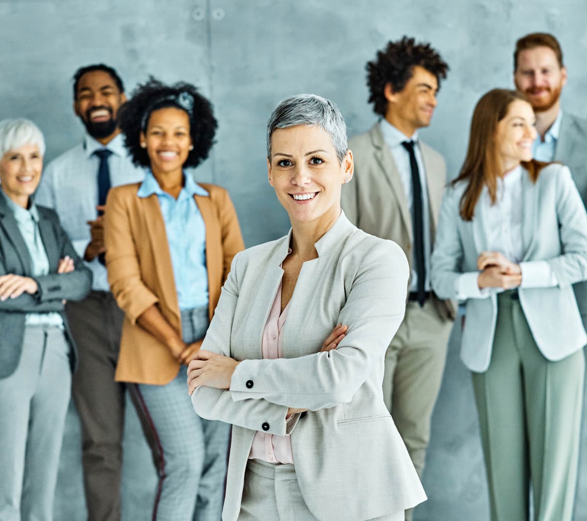 Equipo de profesionales en oficina moderna
